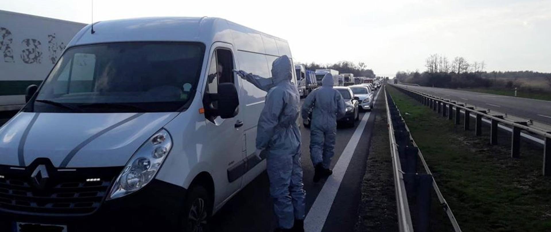 Sznur pojazdów na drodze