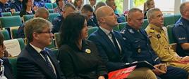 Funkcjonariusze Policji, Państwowej Straży Pożarnej oraz zaproszeni goście siedzą i słuchają wykładu.