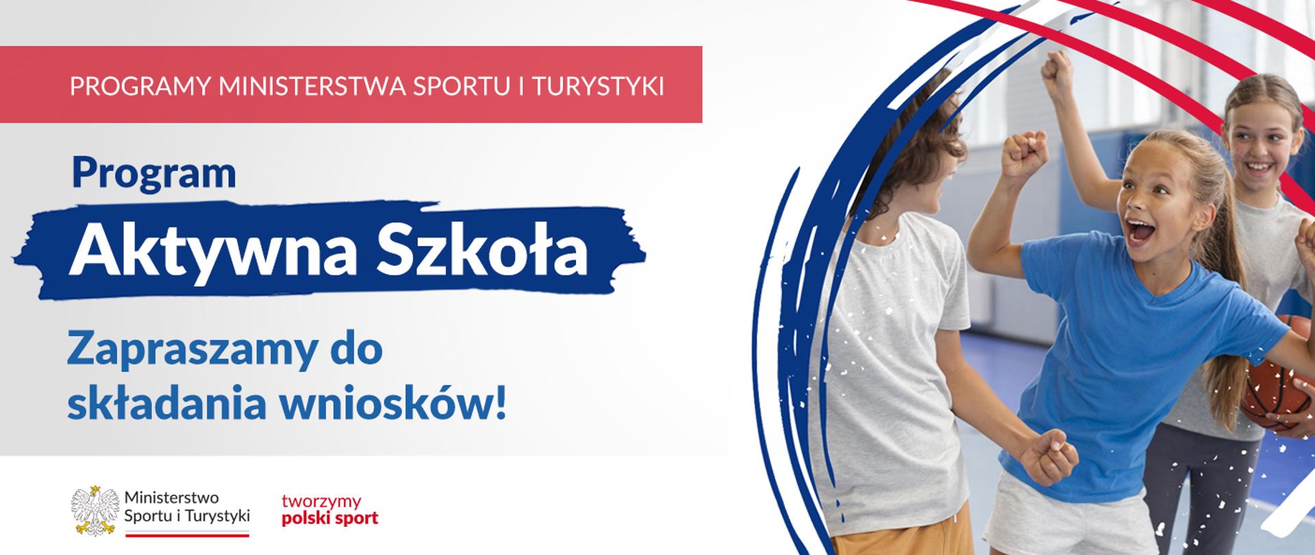 Na samej górze grafiki znajduje się biały napis na czerwonym tle "Programy Ministerstwa Sportu i Turystyki", a poniżej napis "Rusza Program Aktywna Szkoła". Na samym dole znajduje się logotyp Ministerstwa sportu i Turystyki oraz hasło tworzymy polski sport. Po prawej stornie znajduje się zdjęcie cieszących się dzieci w strojach sportowych.