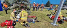 Strażacy podczas ćwiczenia bojowego na terenie huty ArcelorMittal w Sosnowcu. Na zdjęciu podczas udzielania kwalifikowanej pierwszej pomocy osobom poszkodowanym 