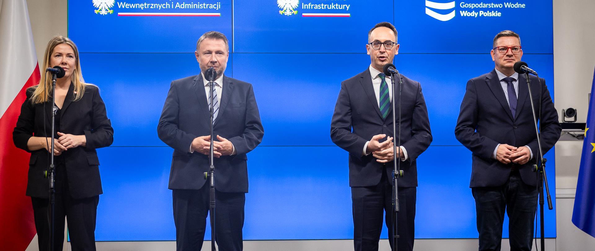 Konferencja prasowa z udziałem ministra infrastruktury Dariusza Klimczaka, ministra spraw wewnętrznych i administracji Marcina Kierwińskiego wraz z wiceminister Magdaleną Roguską oraz wiceministra infrastruktury Przemysława Koperskiego dotyczącą zbiornika Kamieniec Ząbkowicki.