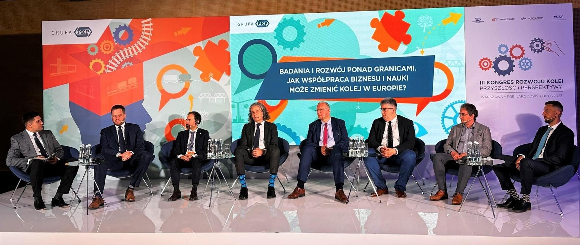 Fot. PKP S.A.
Od lewej: Moderator Damian Diaz - TVP, Janusz Cieszyński – minister cyfryzacji, Giorgio Travaini – p.o. dyrektor wykonawczy Europe’s Rail JU, dr Artur Resmer – członek zarządu PKP Intercity S.A., Andrzej Massel – dyrektor Instytutu Kolejnictwa, prof. Jerzy Baranowski – Akademia Górniczo-Hutnicza, Remigiusz Kopoczek – wiceprezes Sieci Badawczej Łukasiewicz, Kamil Grotnik kierownik Sekcji Programów i Konkursów Krajowych Narodowego Centrum Badań i Rozwoju

