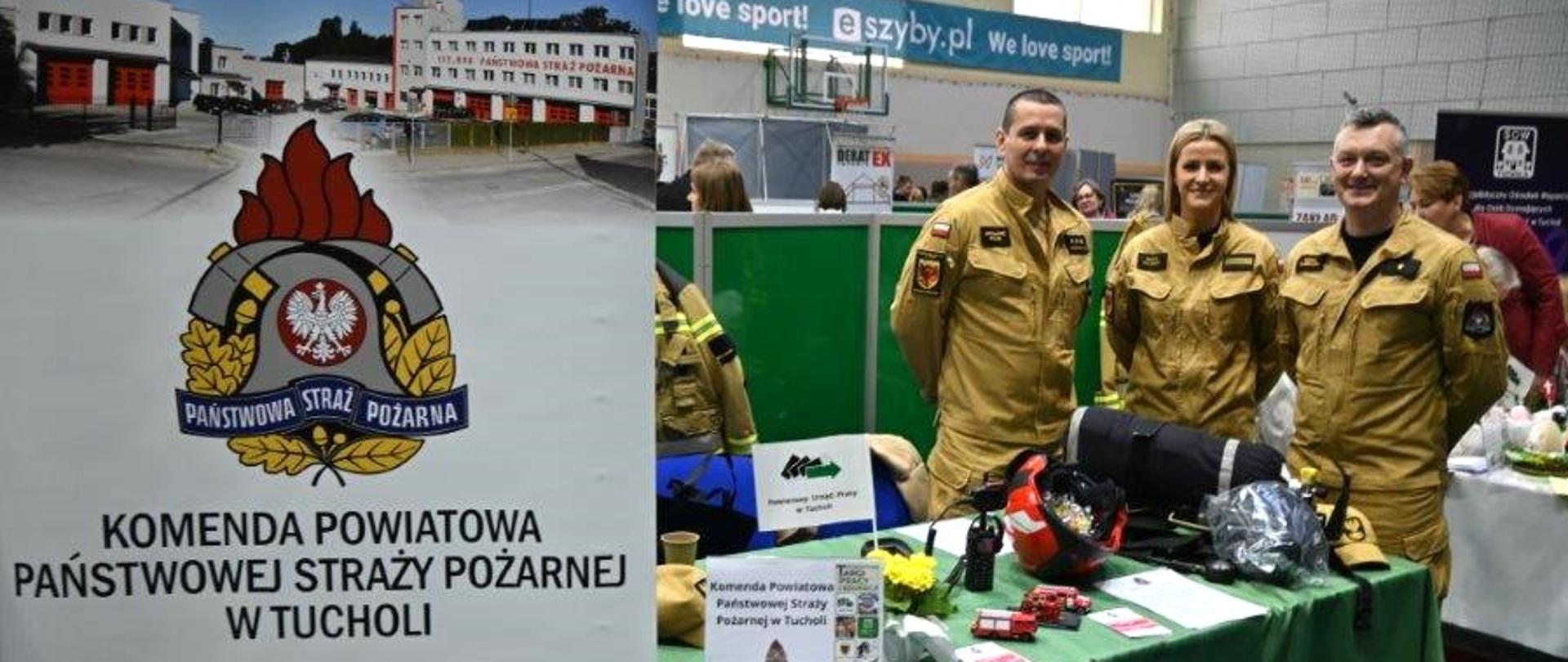 Trzech funkcjonariuszy PSP stoi przy stoliku po prawej stronie. Funkcjonariusze są ubrani w mundur w kolorze żółtym. Na stoliku jest zielony obrus. Na stoliku stoi sprzęt strażacki oraz materiały promocyjne. Przed stolikiem stoi jedno niebieskie krzesło.
Po lewej stronie stoi tablica. Na tablicy widnieje budynek Komendy Powiatowej PSP
w Tucholi. Na środku tablicy umieszczone jest logo Państwowej Straży Pożarnej. Na dole tablicy znajduje się adres strony internetowej komendy oraz obraz ilustrujący dwóch strażaków i wóz strażacki. W tle za funkcjonariuszami widać ludzi. Z tyłu na ścianie są dwa duże okna. Wszyscy znajdują się w pomieszczeniu na hali sportowej.
