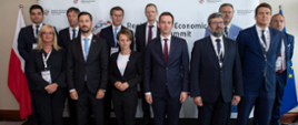 Na tle ścianki z logo Szczytu w dwóch rzędach stoją przedstawiciele ministerstw i regionów z Europy 