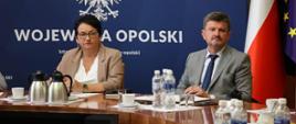 Bezpieczne Wakacje 2024. Uczestnicy posiedzenia Wojewódzkiego Zespołu Zarządzania Kryzysowego zainicjowanego przez Wojewodę Opolskiego Monikę Jurek.