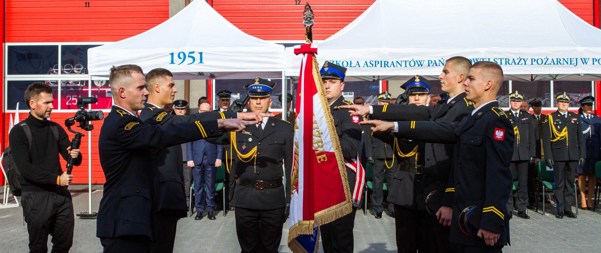 Kadeci stojąc przed sztandarem składają slubowanie