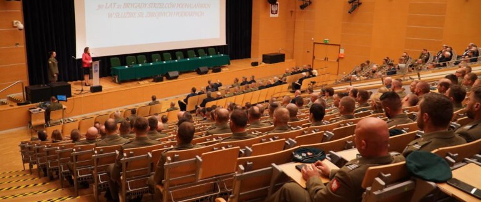  Uczestnicy konferencji z okazji jubileuszu 21 Brygady Strzelców Podhalańskich w auli Politechniki Rzeszowskiej