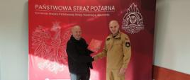 Na zdjęciu stojący Prezes Garbarni Szczakowa S.A. Pan Zbigniew Wróbel oraz st. bryg. Patrycjusz Fudała podający sobie ręce w ramach podziękowania za przekazany sprzęt na rzecz Komendy Miejskiej Państwowej Straży Pożarnej w Jaworznie