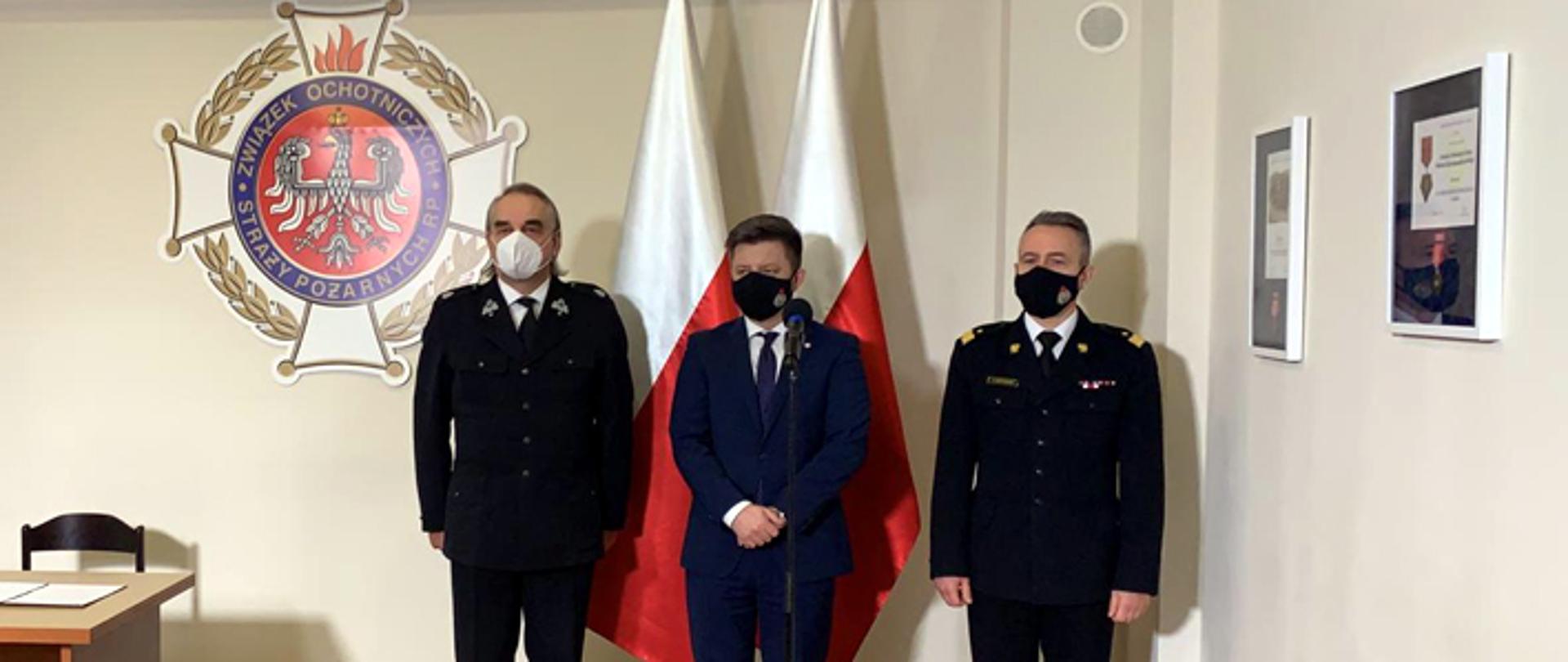 Podpisanie listu intencyjny ws. współpracy dotyczącej realizowania Narodowego Programu Szczepień przez Michała Dworczyka, szefa Kancelarii Prezesa Rady Ministrów z nadbryg. Andrzejem Bartkowiakiem, komendantem głównym PSP i dh. Waldemarem Pawlakiem prezesem ZG ZOSP RP