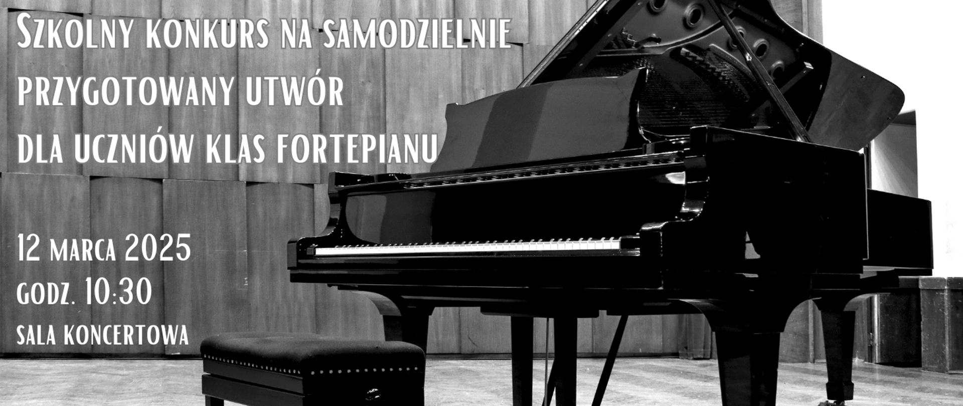 Na tle czarnobiałego zdjęcia fortepianu stojącego w sali koncertowej informacja: Szkolny konkurs na samodzielnie przygotowany utwór klas fortepianu 12.03.2025r. godz. 10.30