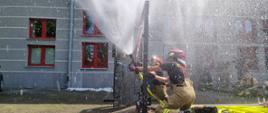 Strażacy ćwiczą siłowe otwieranie pomieszczeń oraz wejście do obiektów, w których rozwija się pożar