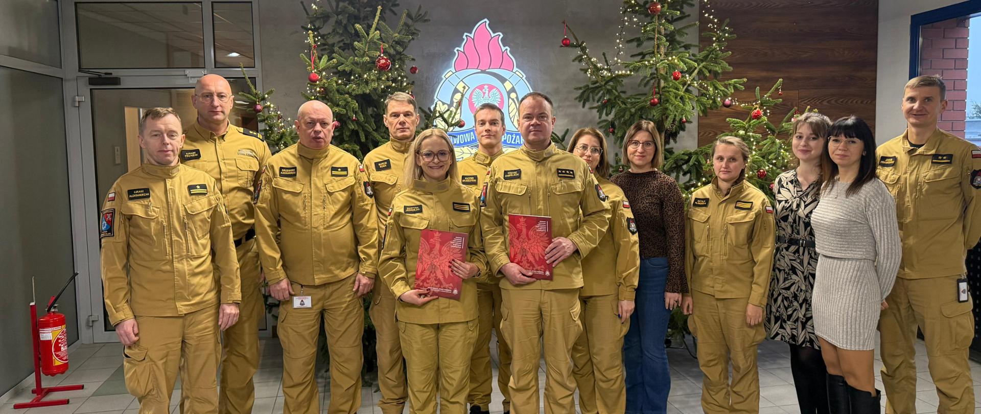 Nagrodzeni funkcjonariusze z pracownikami komendy