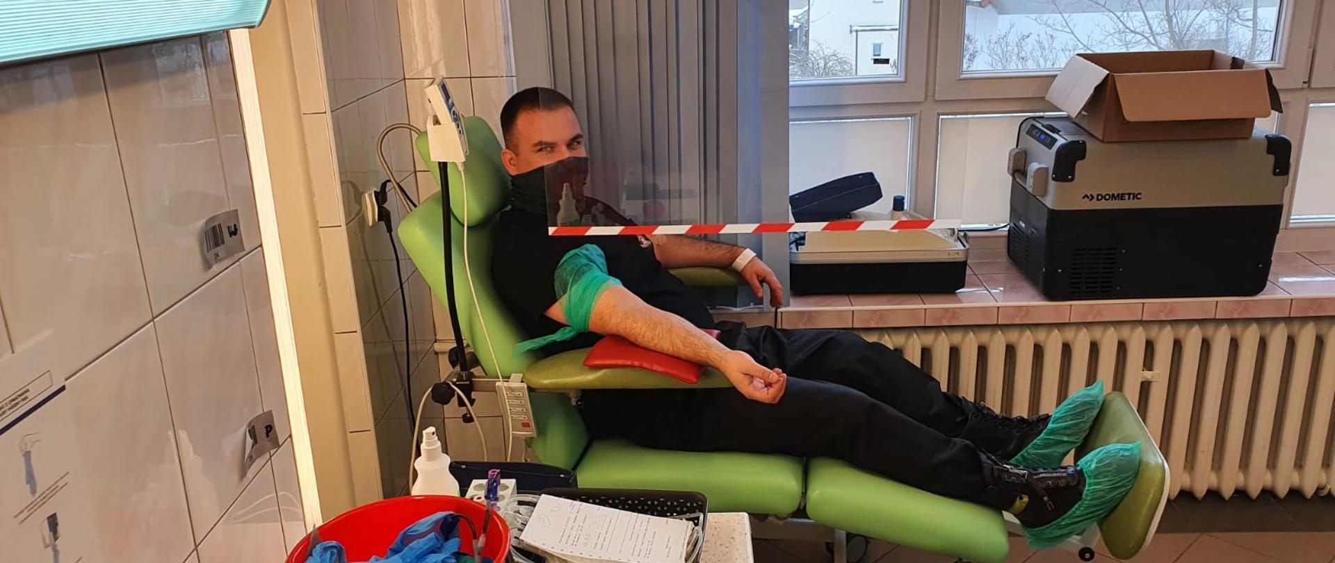 Strażak oddaje krew