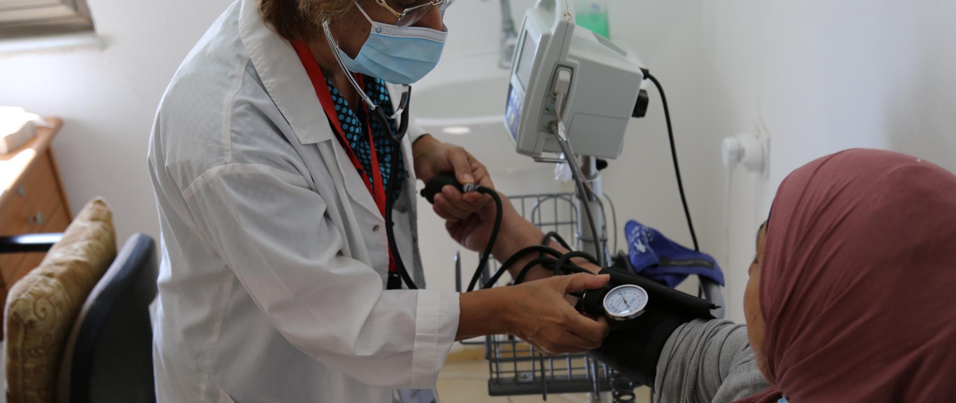 lekarka mierzy ciśnienie pacjentce