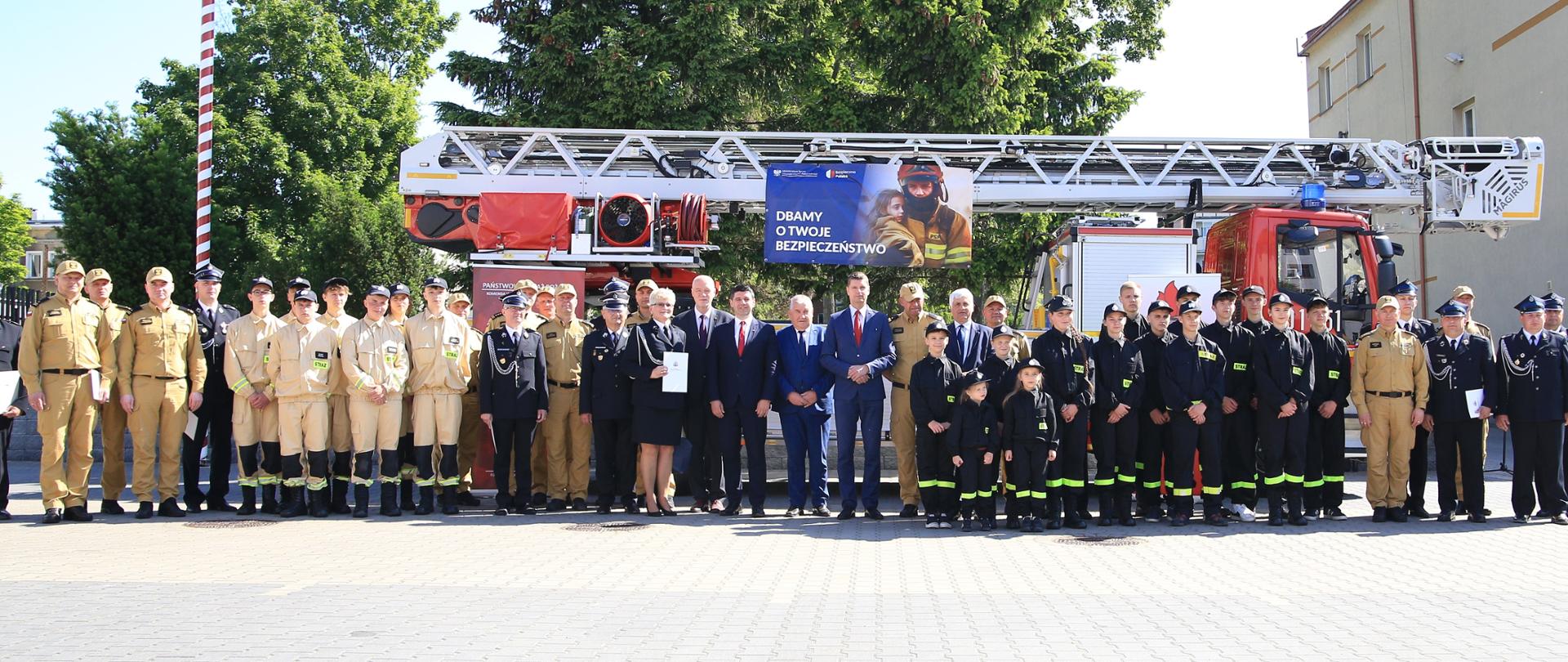 Wręczenie umów na dofinansowanie organizacji wypoczynku Młodzieżowym Drużynom Pożarniczym.
