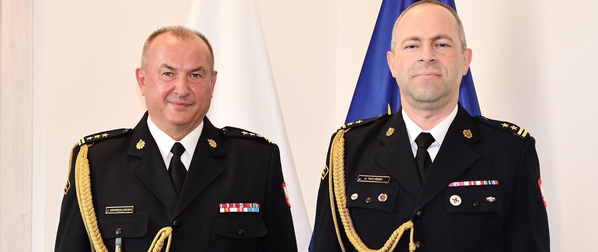 Strażacy w mundurach wyjściowych