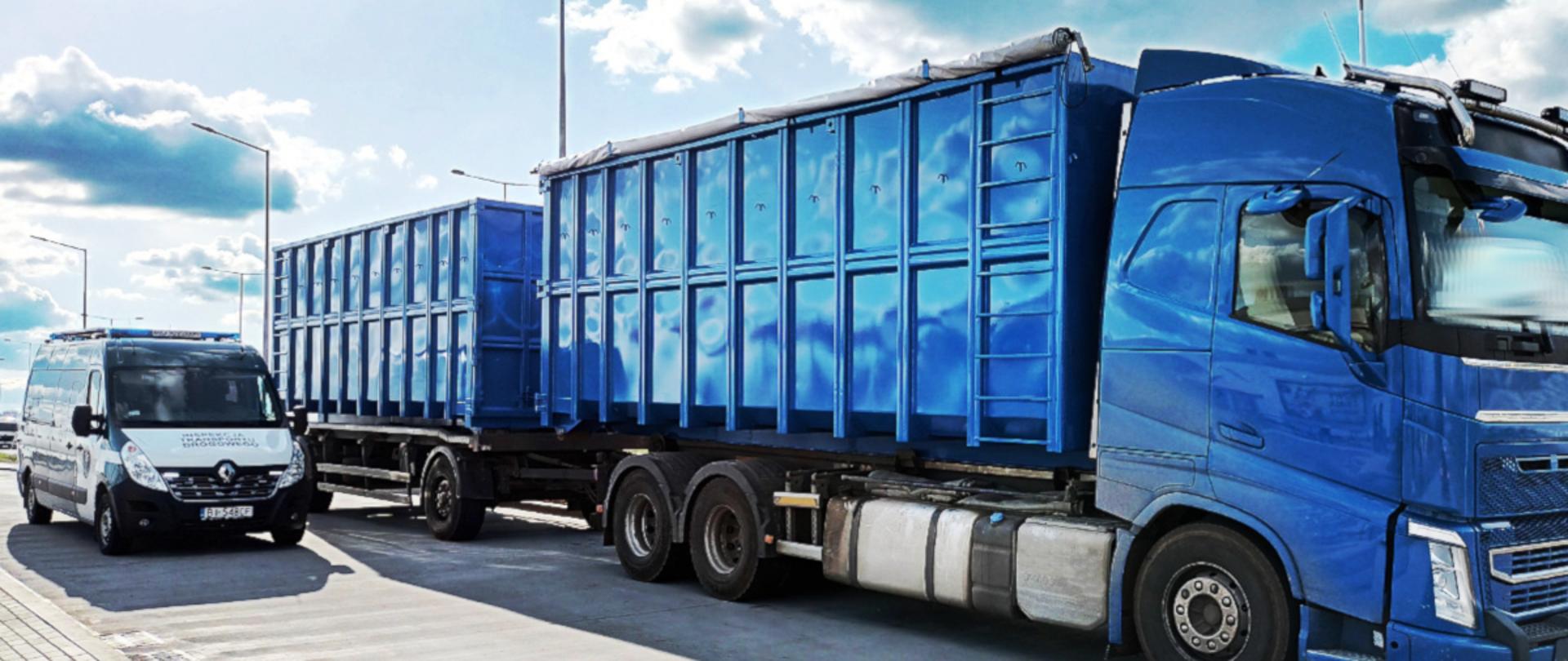 Kontrola inspektorów podlaskiej Inspekcji Transportu Drogowego. Na zdjęciu w centrum zespół pojazdów zatrzymany przez inspektorów ITD, po lewej inspekcyjny furgon.