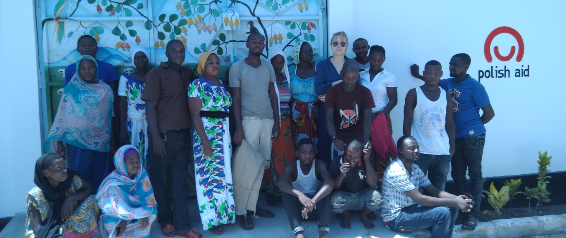 Grupa ludzi przed budynkiem