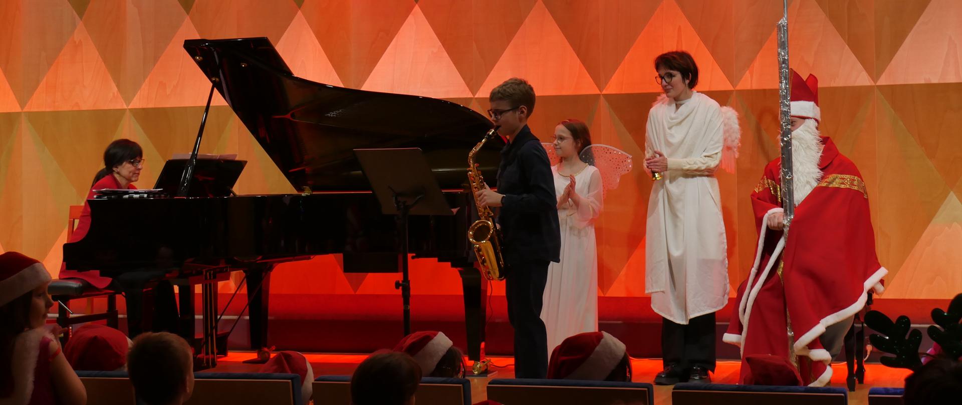Fortepian, Święty Mikołaj, saksofonista, aniołki - uczniowie i nauczyciele nas scenie sali koncertowej PSM