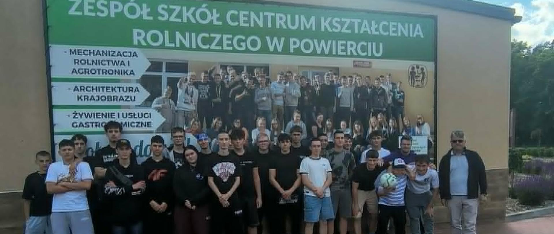 Grupa uczniów pozująca do zdjęcia