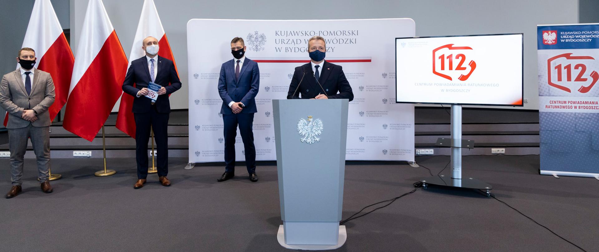 Uczestnicy konferencji prasowej z okazji Europejskiego Dnia Numeru Alarmowego 112. Przy mikrofonie wojewoda Mikołaj Bogdanowicz
