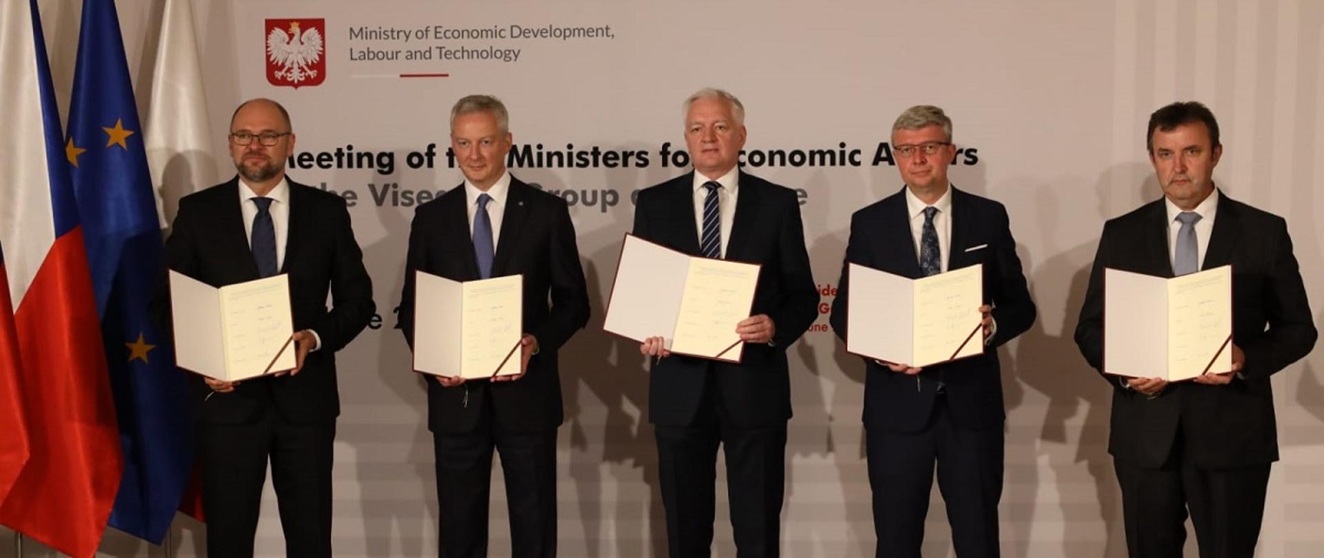 Ministrowie ds. gospodarczych Grupy V4 i Francji, trzymający w dłoniach podpisaną Wspólną deklaracją Grupy Wyszehradzkiej i Francji o wzajemnej współpracy w zakresie rozwoju przemysłu farmaceutycznego, od lewej wicepremier i minister gospodarki Słowacji Richard Sulík, minister gospodarki i finansów Francji Bruno Le Maire, wicepremier i minister rozwoju, pracy i technologii Jarosław Gowin, wicepremier i minister przemysłu i handlu Czech Karel Havlíček oraz minister innowacji i technologii Węgier László Palkovics
