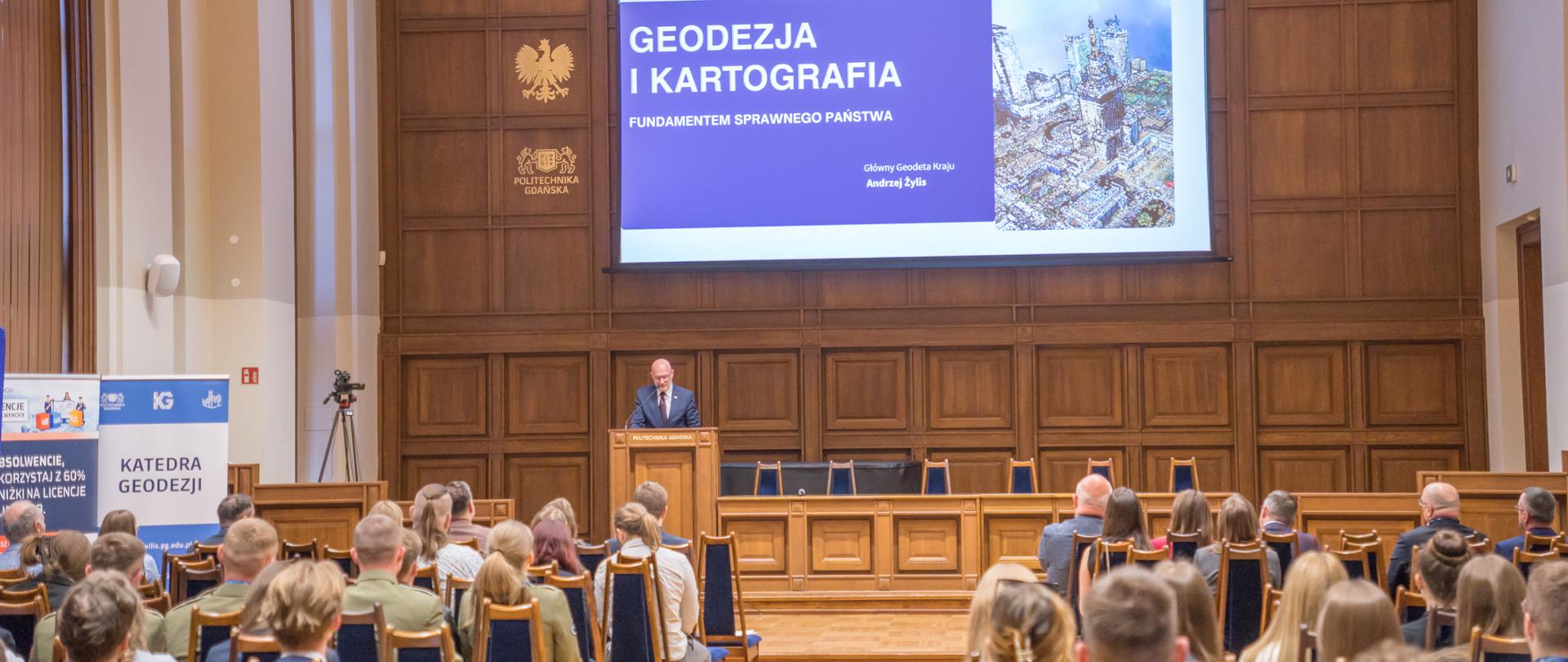 Główny Geodeta Kraju Andrzej Żylis podczas prezentacji na Ogólnopolskiej Konferencji Studentów Geodezji