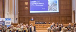 Główny Geodeta Kraju Andrzej Żylis podczas prezentacji na Ogólnopolskiej Konferencji Studentów Geodezji