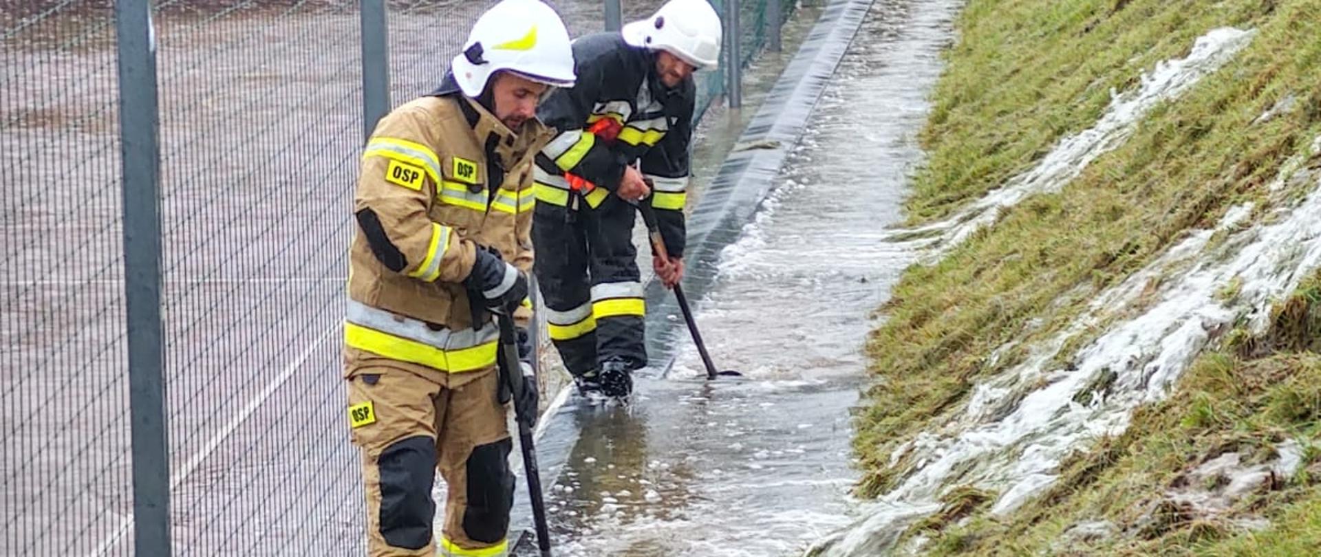 Strażacy prowadza działania przy zalewanym boisku szkolnym