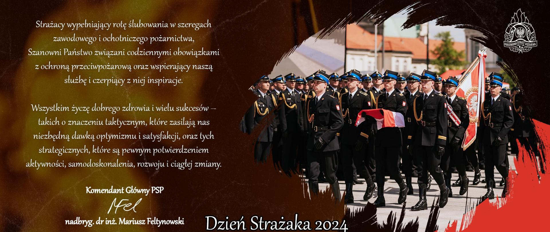 Po prawej stronie zdjęcia znajduje się duża grupa strażaków w galowych mundurach, maszerujących z flagami. Po lewej stronie widoczny jest tekst gratulacyjny z okazji Dnia Strażaka 2024, podpisany przez Komendanta Głównego PSP, nadbryg. dr inż. Mariusza Feltynowskiego. Tło plakatu jest stylizowane z wykorzystaniem czerwieni i czerni, z motywami przypominającymi wstęgi.