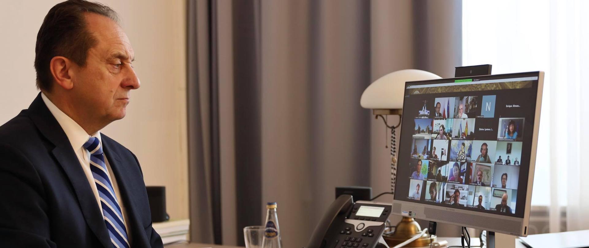 Wiceminister Andrzej Gut-Mostowy na posiedzeniu Światowej Organizacji Turystycznej. Posiedzenie online.