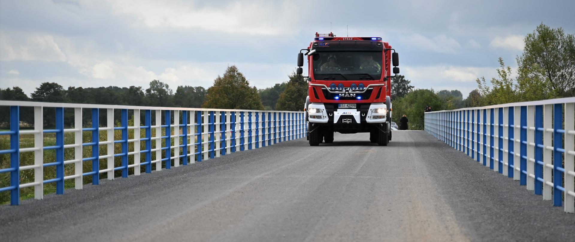Wóz strażacki w trakcie przejazdu przez most 