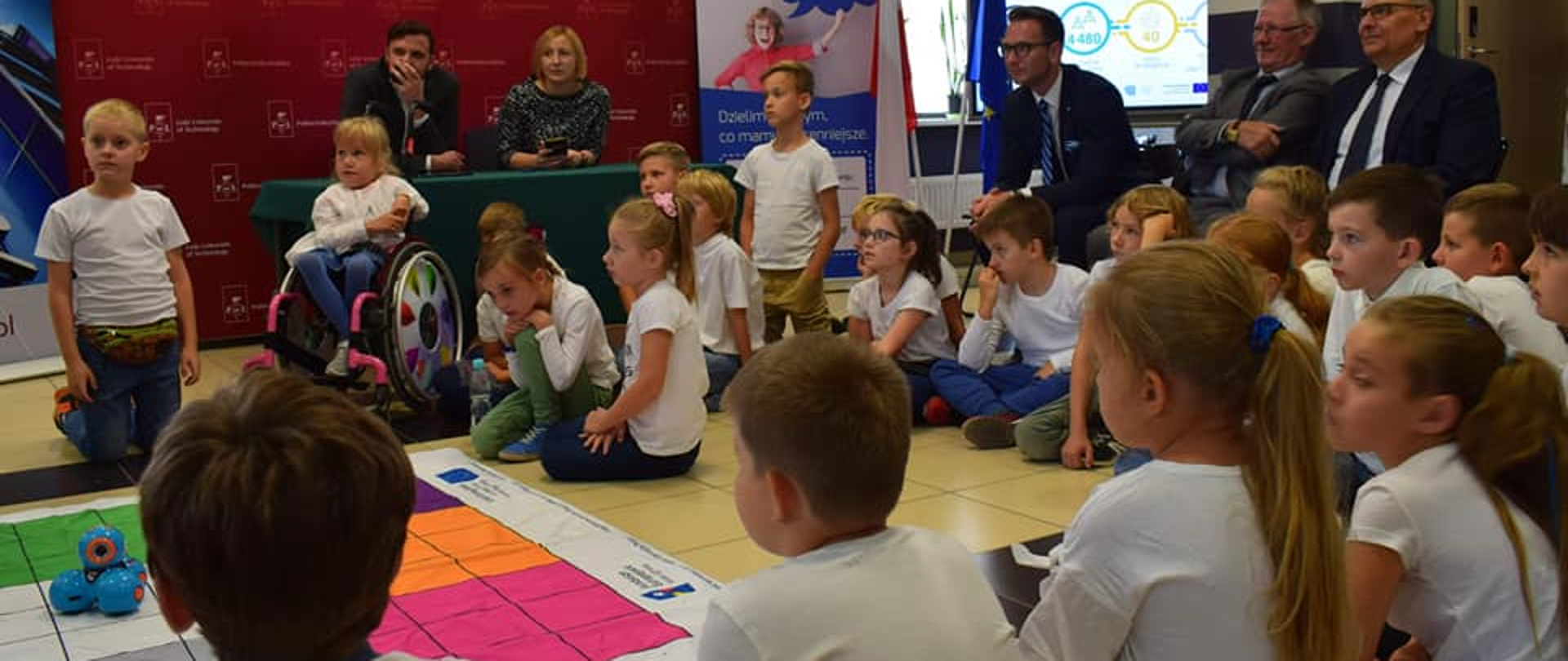 Lekcja zorganizowana w ramach projektu „Zaprogramuj przyszłość” w jednej z łódzkich szkół podstawowych. Na zdjęciu grupa dzieci uczestniczących w lekcji oraz wiceminister Waldemar Buda i zaproszenie goście.