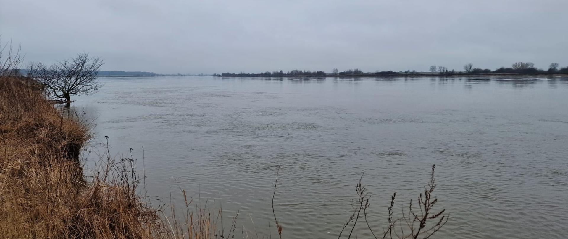 Zdjęcie przedstawia podwyższony stan rzeki Wisły