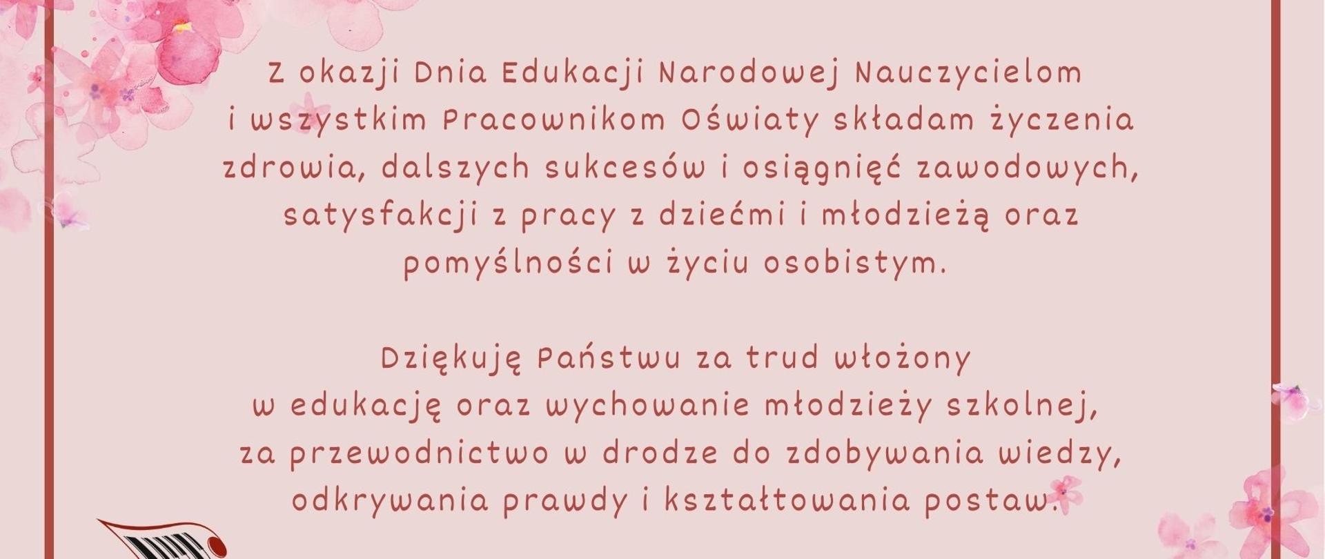 Grafika z okazji Dnia Edukacji Narodowej 2024, utrzymana w delikatnym, pastelowym stylu, z ozdobnymi różowymi kwiatami w tle. Na środku znajduje się tekst życzeń w kolorze bordowym, który brzmi: 'Z okazji Dnia Edukacji Narodowej Nauczycielom i wszystkim Pracownikom Oświaty składam życzenia zdrowia, dalszych sukcesów i osiągnięć zawodowych, satysfakcji z pracy z dziećmi i młodzieżą oraz pomyślności w życiu osobistym. Dziękuję Państwu za trud włożony w edukację oraz wychowanie młodzieży szkolnej, za przewodnictwo w drodze do zdobywania wiedzy, odkrywania prawdy i kształtowania postaw.' W dolnej części grafiki, po prawej stronie, widnieje podpis: 'Elżbieta Nowak-Szpunar, Dyrektor PSM w Stalowej Woli', a poniżej miejsce i data: 'Stalowa Wola, 14 października 2024.' W lewym dolnym rogu znajduje się logo szkoły z nutką i napisem PSM Stalowa Wola.