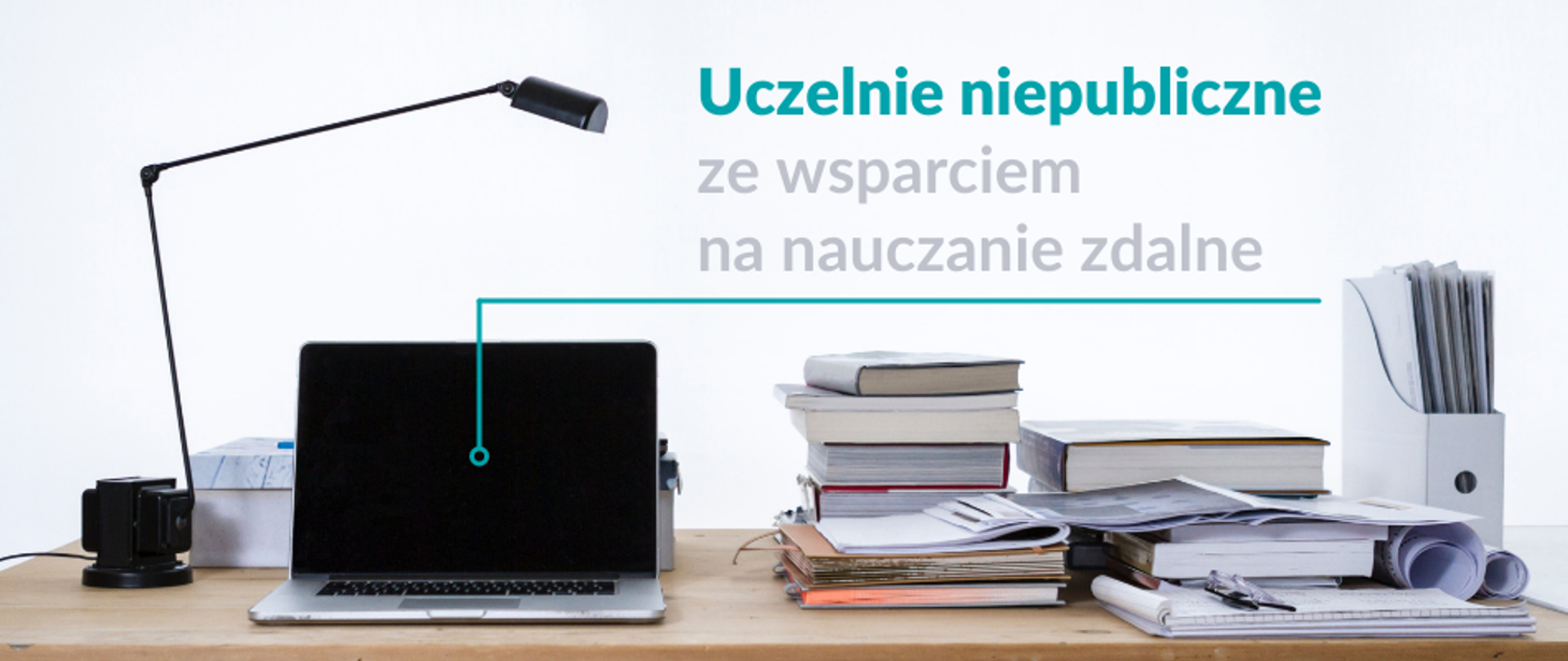 laptop, książki, biurko