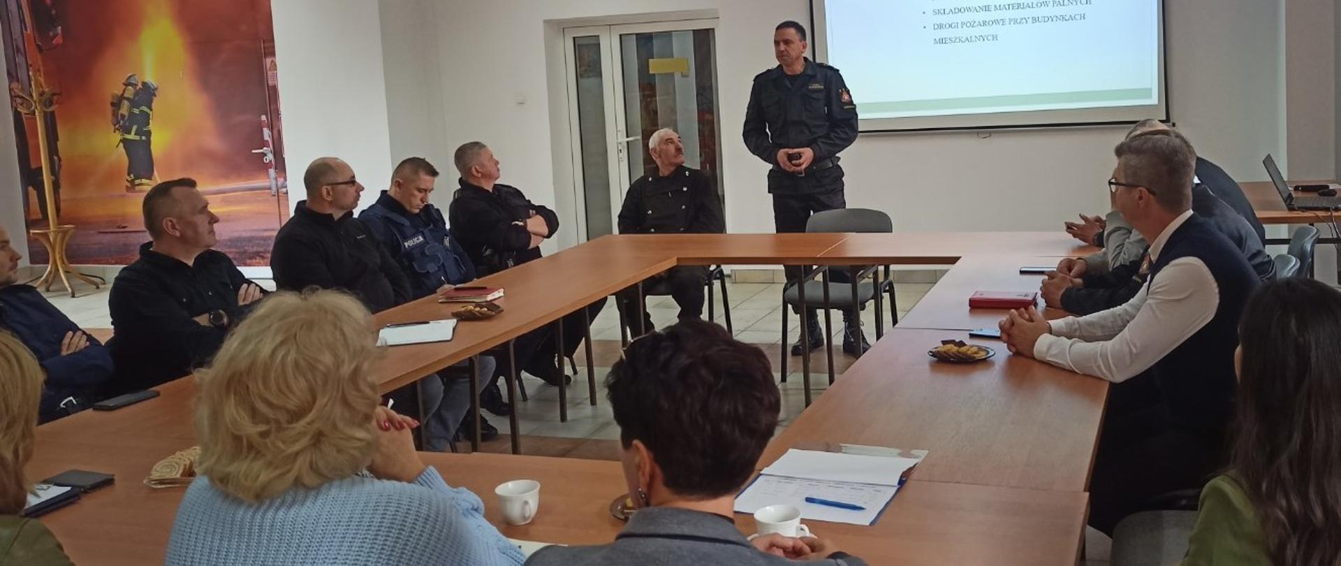 Zdjęcie przedstawia Komendanta Powiatowego PSP podczas witania gości podczas spotkania