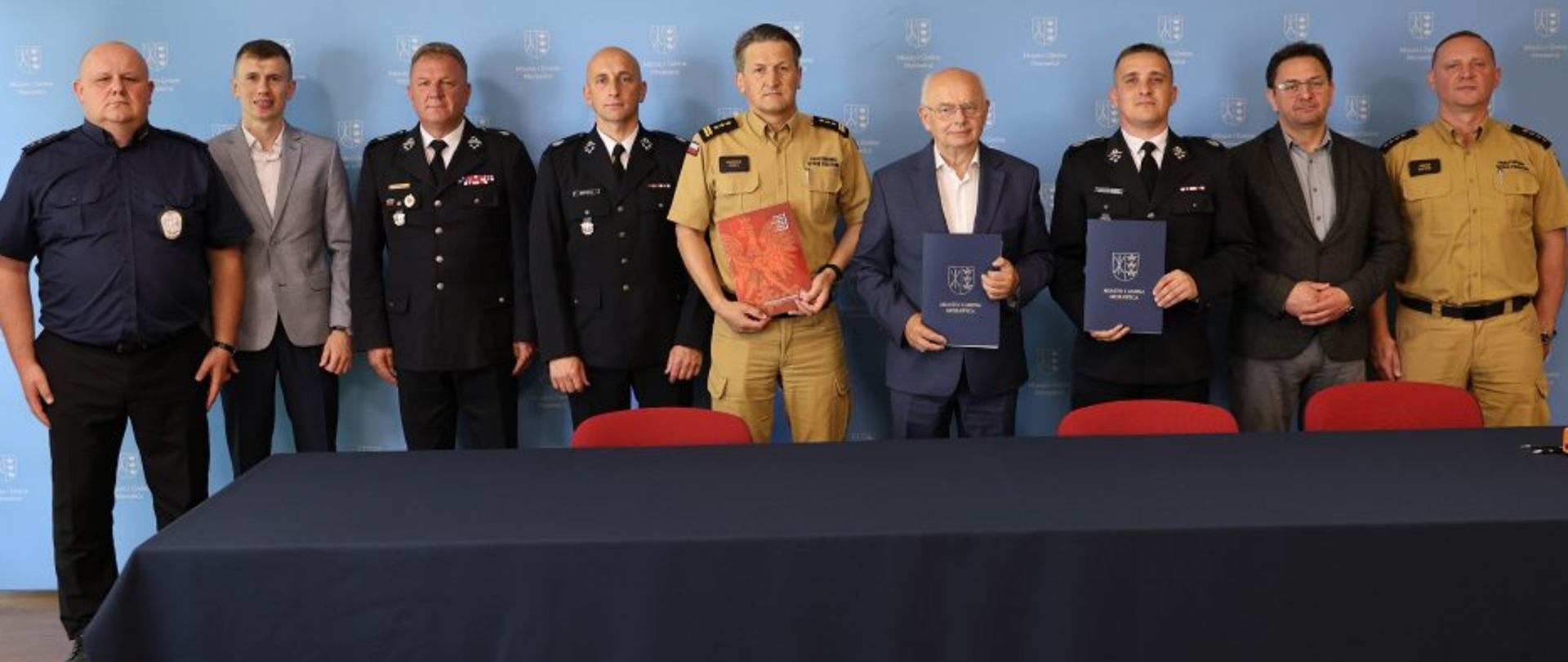 Na zdjęciu wszyscy uczestnicy uroczystego podpisania porozumienia