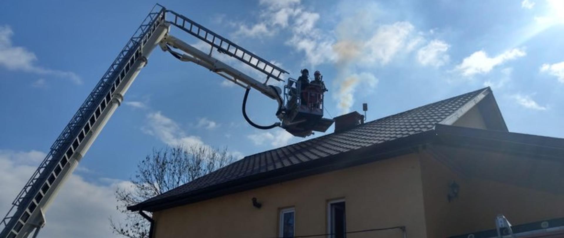 1. Zdjęcie przedstawia działania gaśnicze prowadzone przez ratowników z podnośnika SHD-23 w miejscowości Zagórzyce.