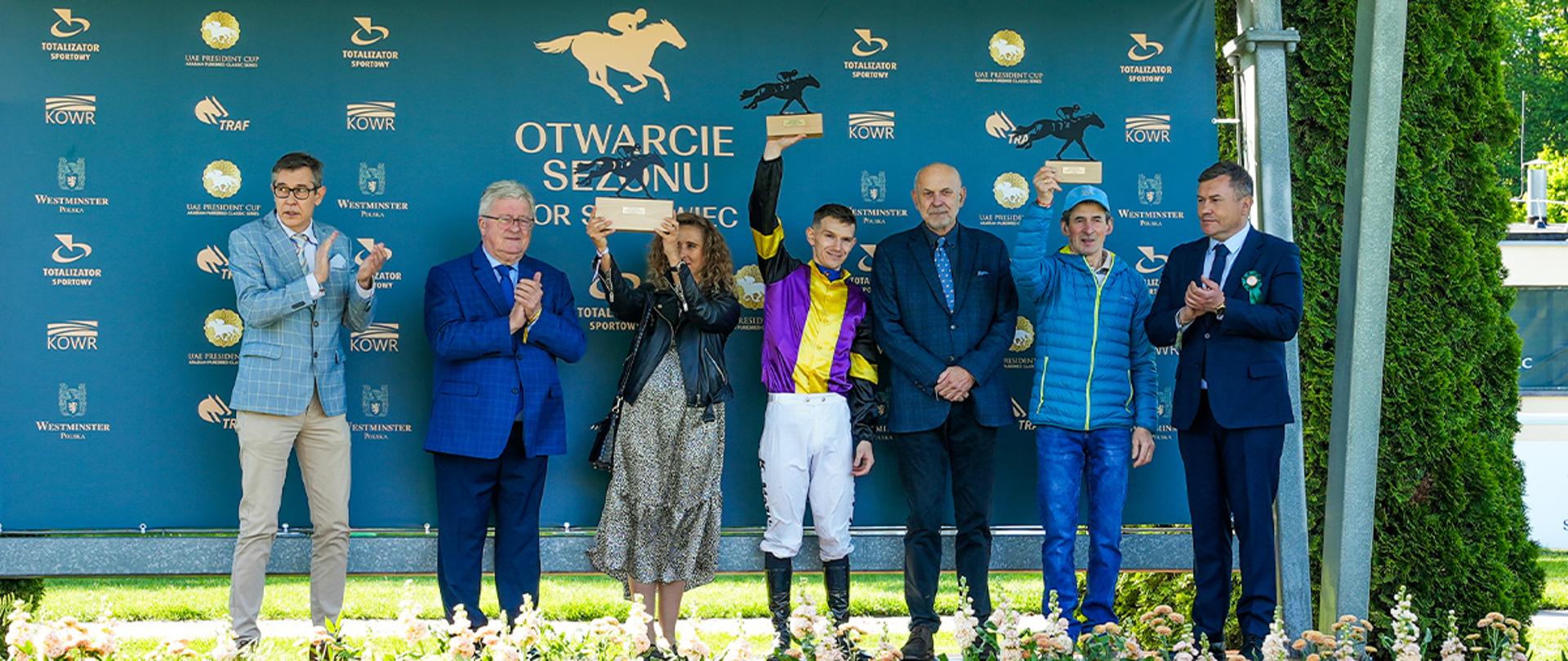 Minister Siekierski ze zwycięzcą wyścigu (fot. MRiRW)