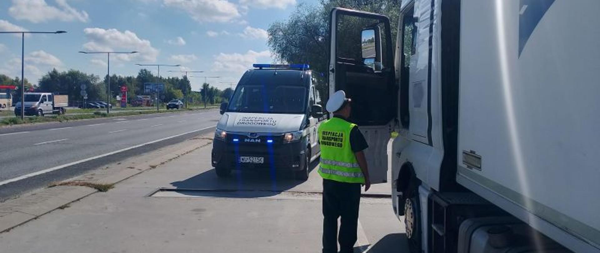 Inspektor podczas kontroli serbskiego przewoźnika