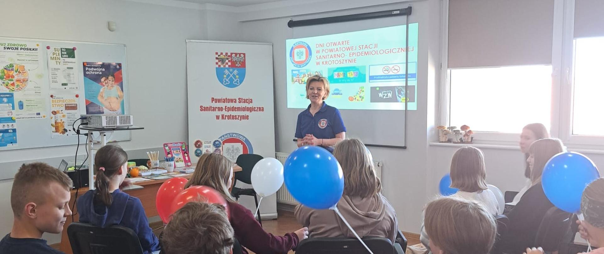 3 Dzień otwarty w Powiatowej Stacji Sanitarno - Epidemiologicznej w Krotoszynie - zdjęcie przedstawia grupę dzieci podczas prezentacji prowadzonej przez pracownika PSSE w Krotoszynie