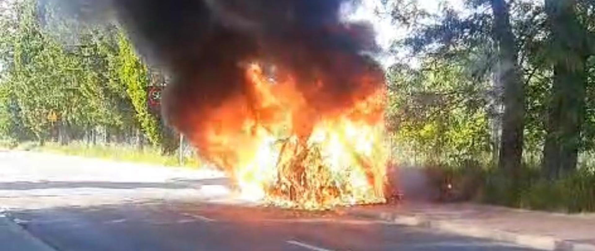 Samochód osobowy objęty ogniem