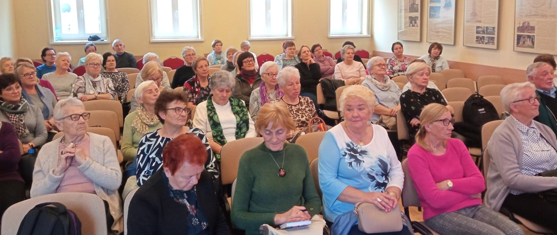 Na zdjęciu widoczni seniorzy z Uniwersytetu Złotego Wieku w Gorlicach uczestniczący w prelekcji „Ochrona przeciwpożarowa w pigułce. Co ma wpływa na nasze bezpieczeństwo prawdy i mity”.w ramach cyklu wykładów „Bezpieczny Senior”.