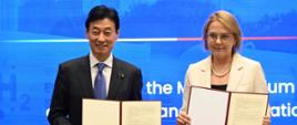 Minister klimatu i środowiska Anna Moskwa podczas podpisywania Memorandum o współpracy z ministrem ekonomii, handlu i przemysłu Japonii Yasutoshi Nishimurą.