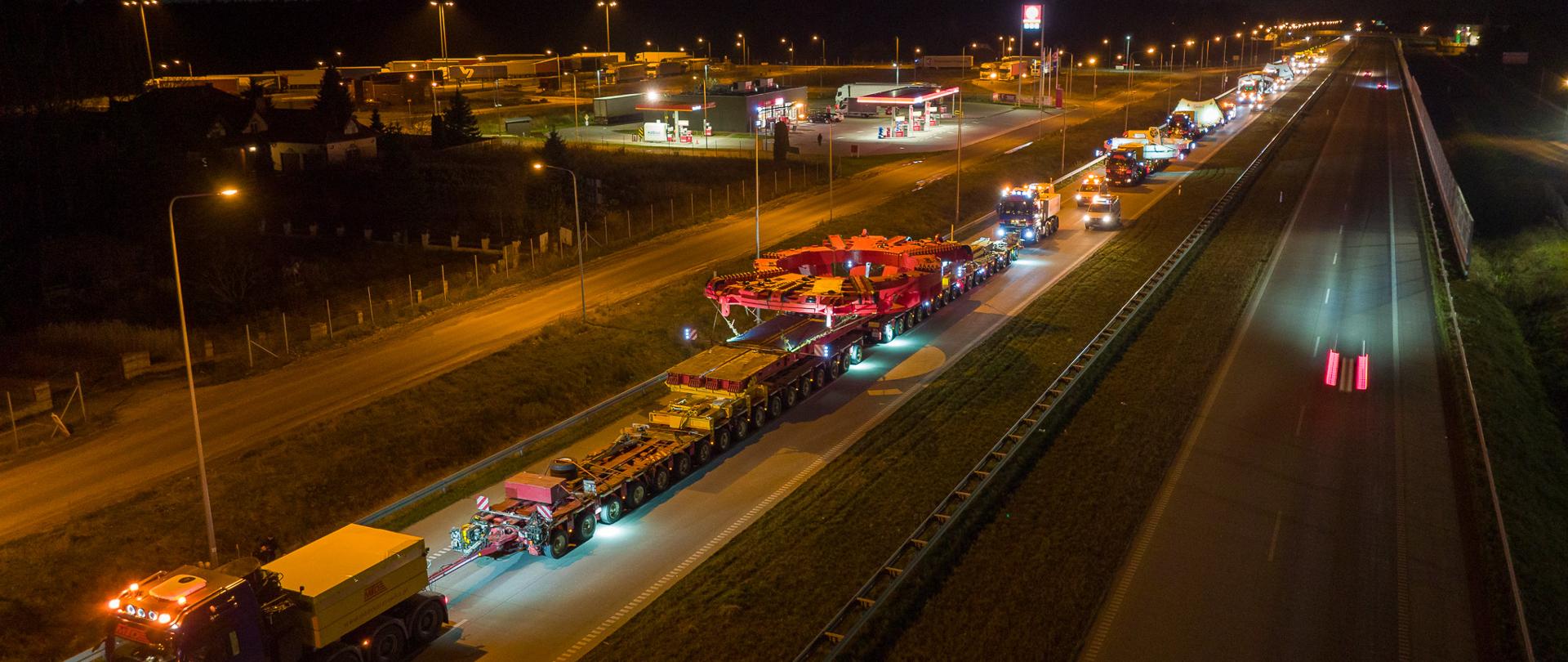 Transport elementów maszyny TBM widziany na drodze ekspresowej 