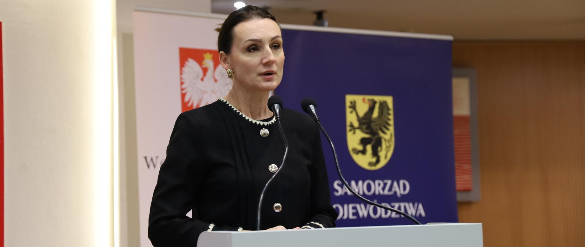 kobieta (wojewoda) przemawia