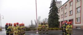 Zdjęcie przedstawia uroczyste podniesienie flagi państwowej w Dzień Flagi Rzeczypospolitej Polskiej 3