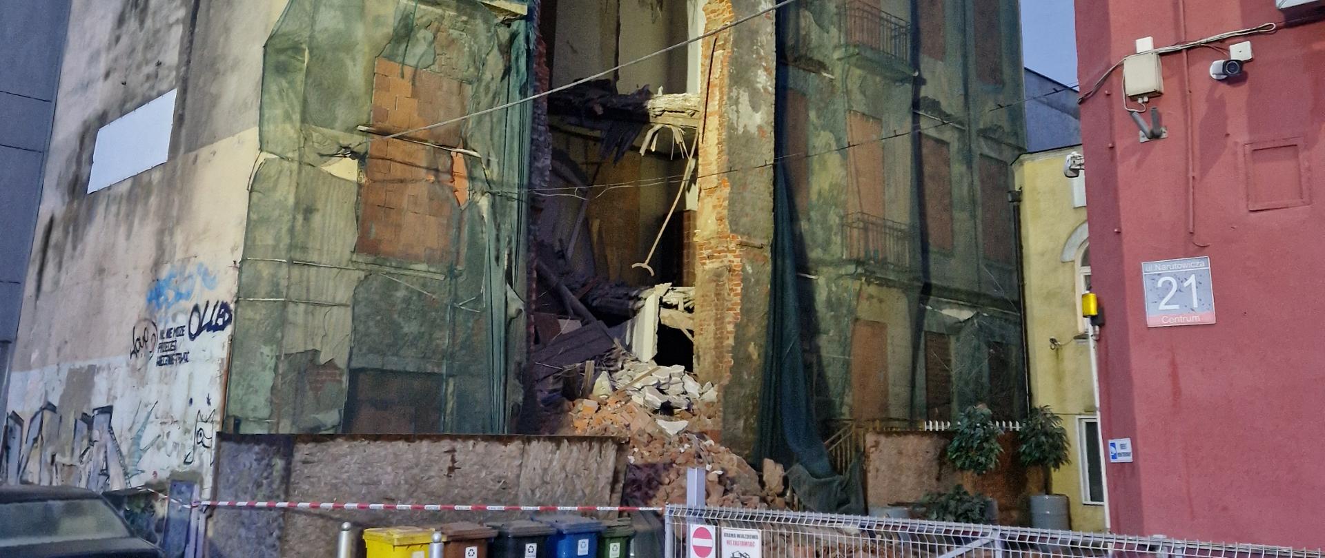 Zawalona część elewacji kamienica przy ul. Narutowicza