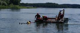 podejmowanie osoby poszkodowanej z wody na łódź strażacką